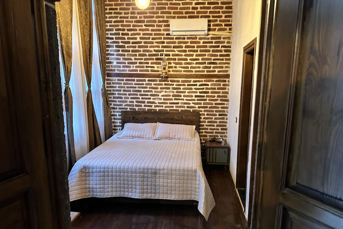 Basic Single Room | Hypo-allergenic bedding available, desk, soundproofing
