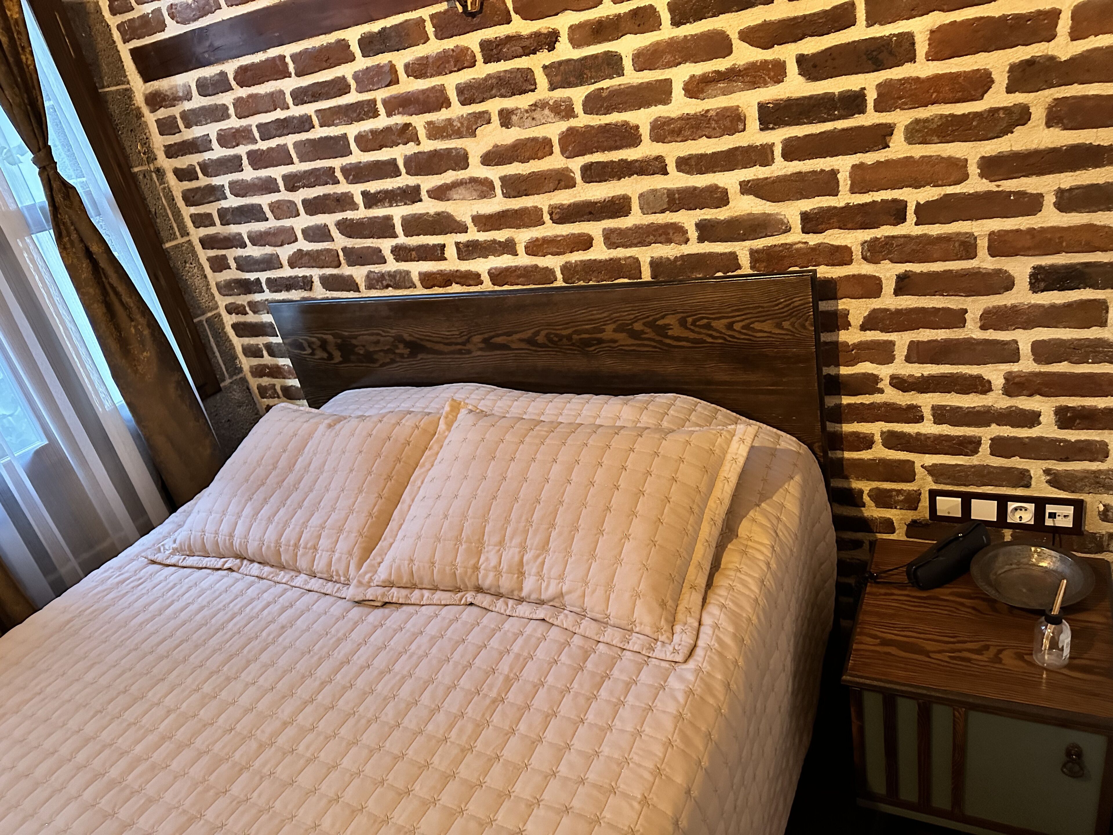 1 bedroom, hypo-allergenic bedding, desk, soundproofing