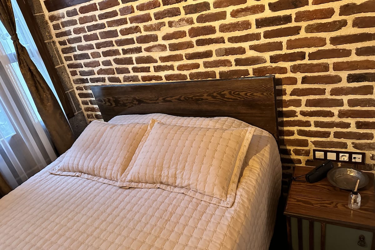 1 bedroom, hypo-allergenic bedding, desk, soundproofing