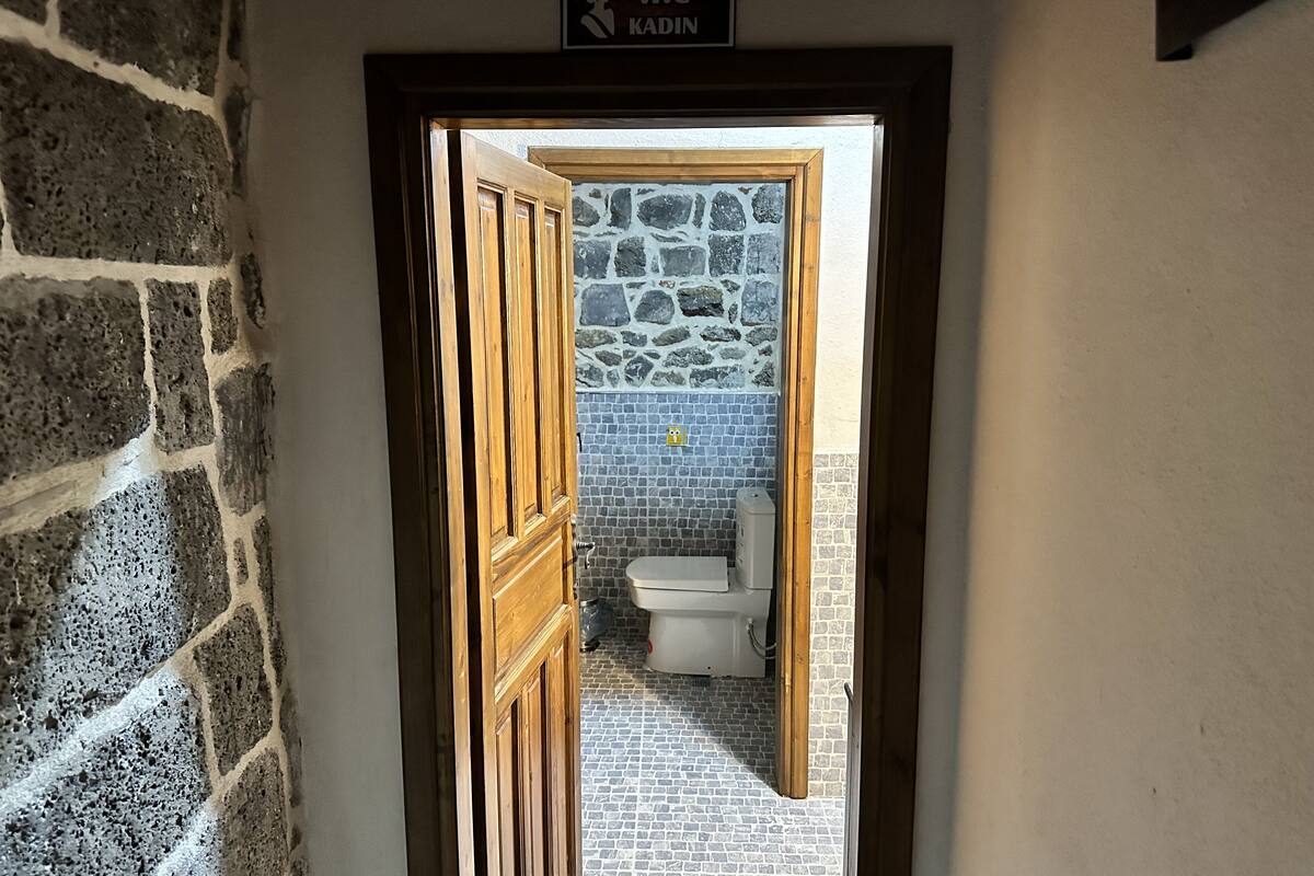 1 bedroom, hypo-allergenic bedding, desk, soundproofing