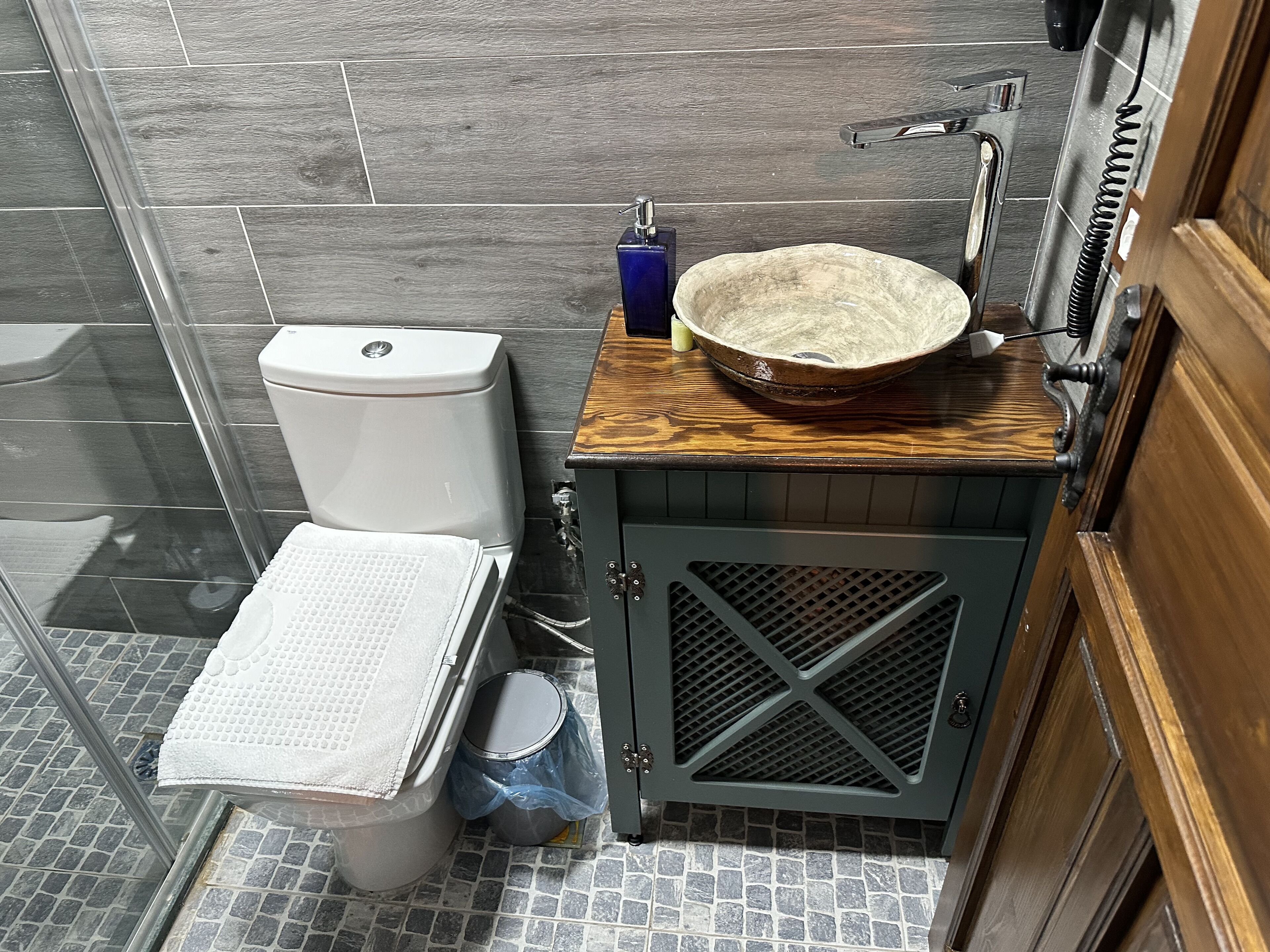 shower, rainfall showerhead, free toiletries, hair dryer