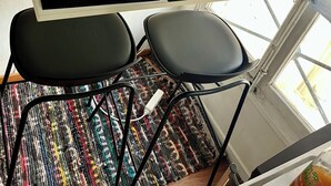 Un comedor pequeño con una mesa, dos sillas y un ventanal con vistas.