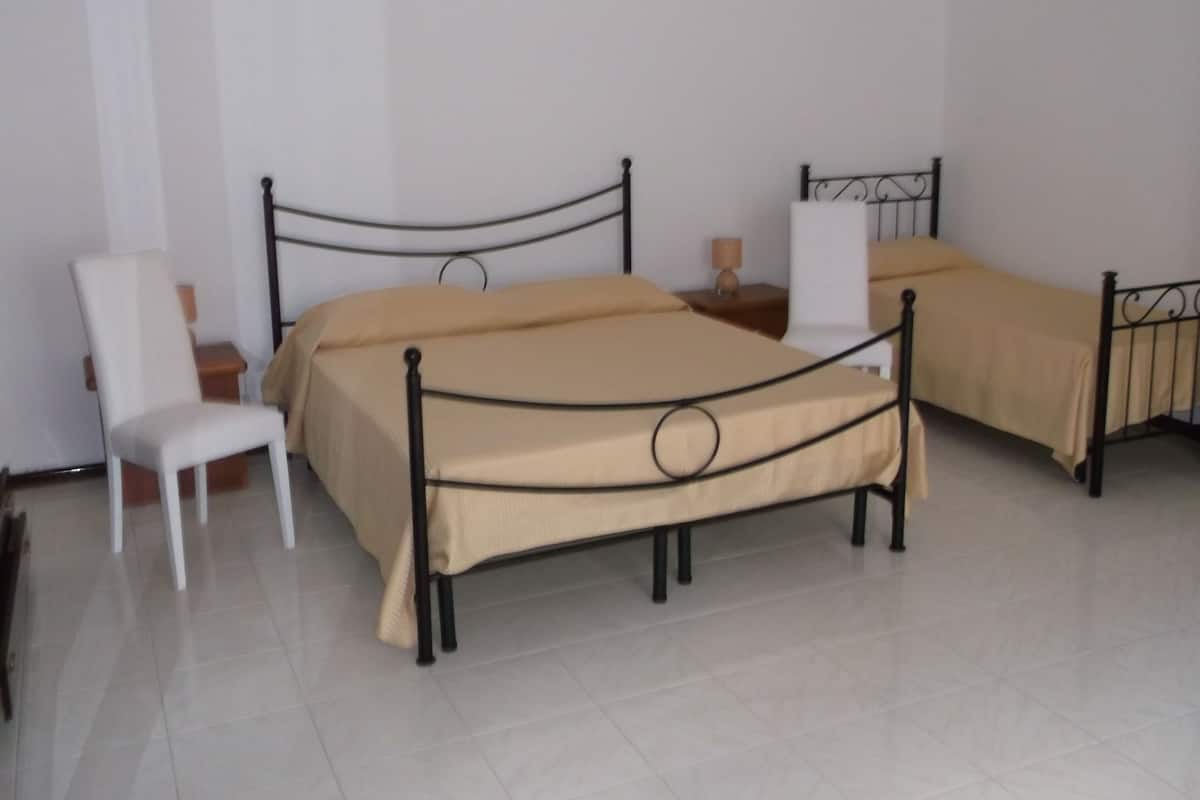 Room | 4 bedrooms, desk, free WiFi