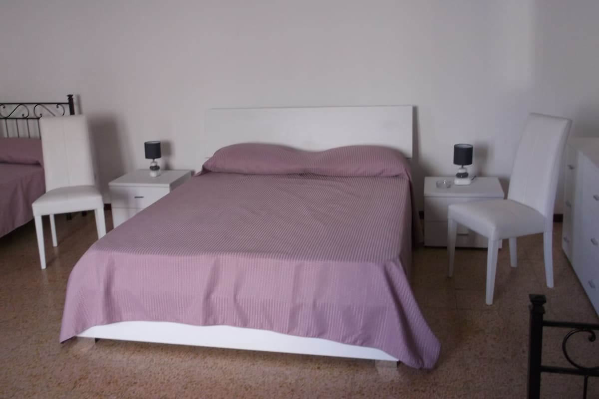 Room | 4 bedrooms, desk, free WiFi