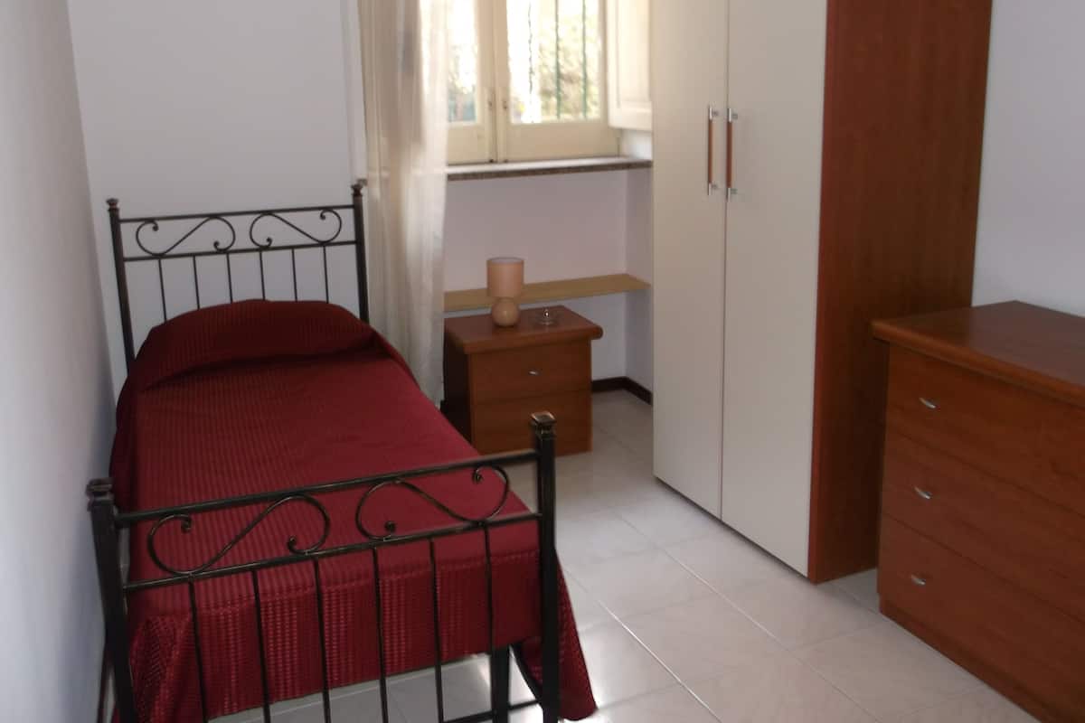 Room | 4 bedrooms, desk, free WiFi
