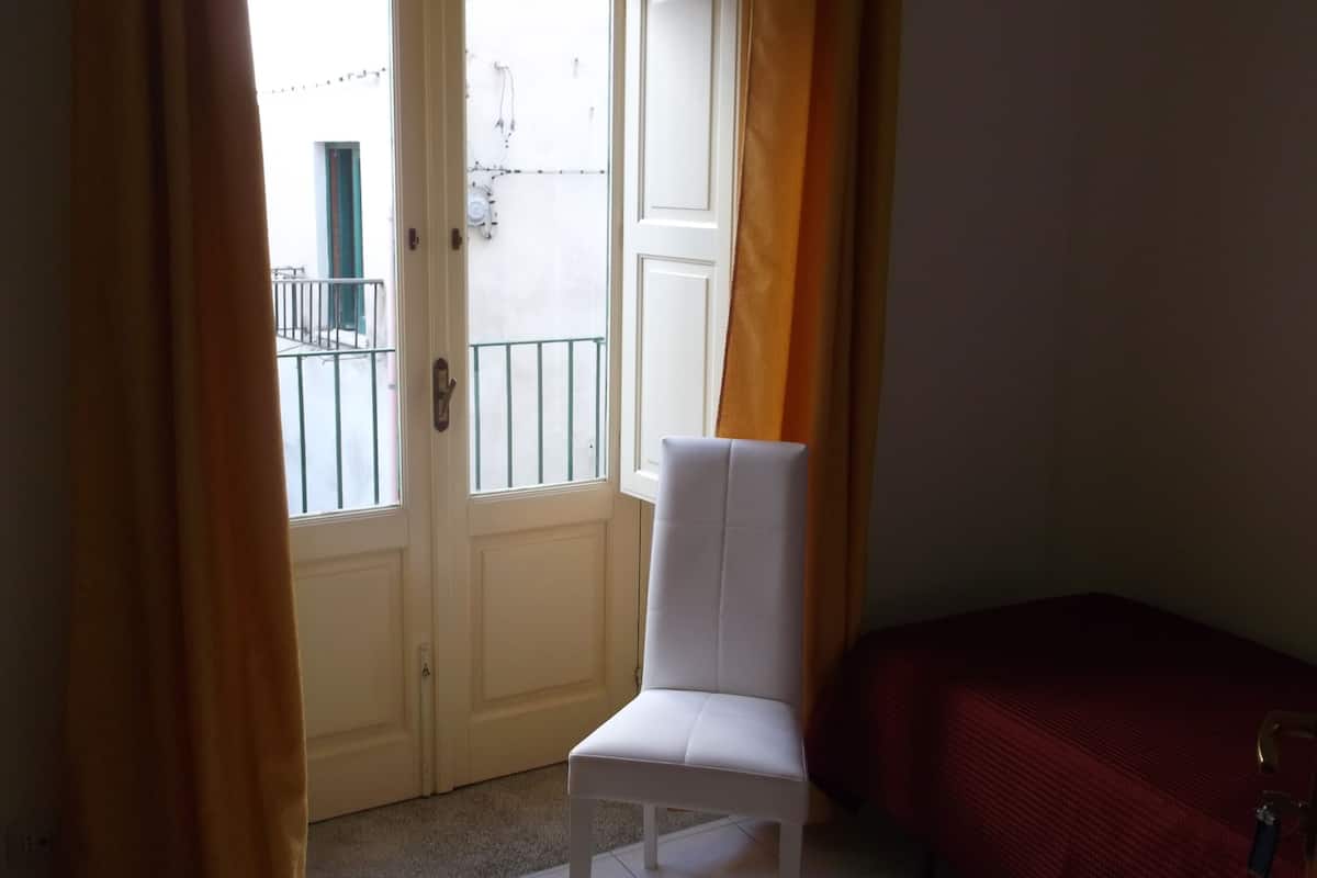 Room | 4 bedrooms, desk, free WiFi