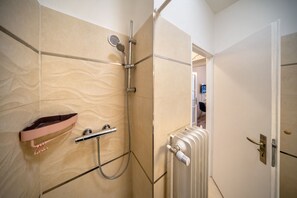 Deluxe-Studiosuite, 1 Schlafzimmer | Badezimmer | Dusche, Haartrockner, Handtücher, Seife