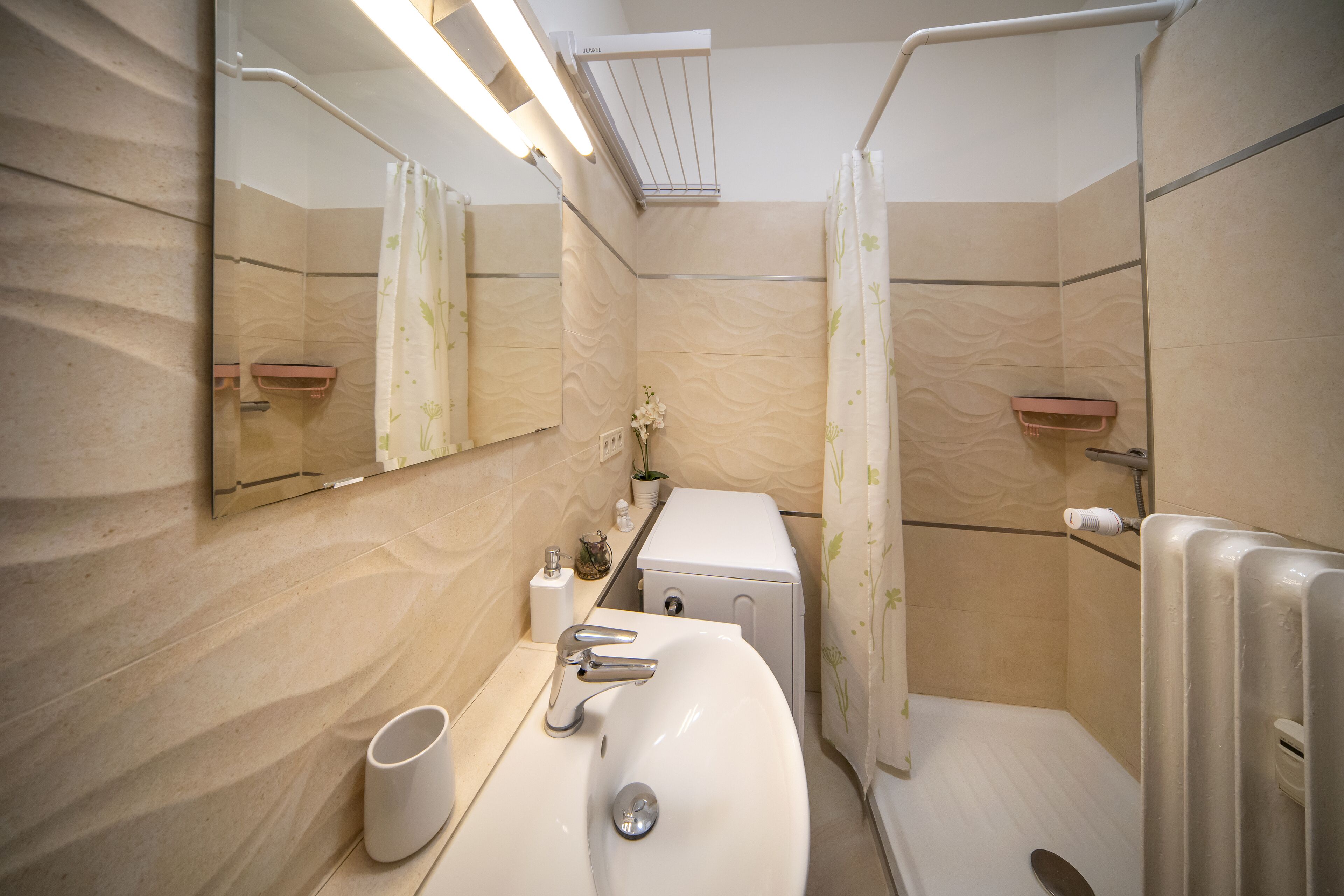 Deluxe Studio Suite, 1 Bedroom | Bathroom | Shower, hair dryer, towels, soap