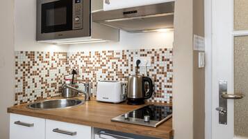 Suite estudio Deluxe, 1 habitación | Cocina básica privada | Frigorífico pequeño, microondas, placa de cocina y utensilios de cocina