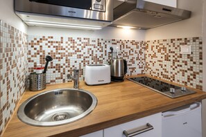 华丽开间套房, 1 间卧室 | 私人简易厨房 | 迷你冰箱、微波炉、炉灶、厨具/餐具