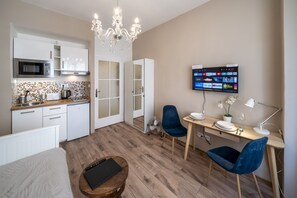 Deluxe-Studiosuite, 1 Schlafzimmer | Select-Comfort-Betten, Schreibtisch, laptopgeeigneter Arbeitsplatz