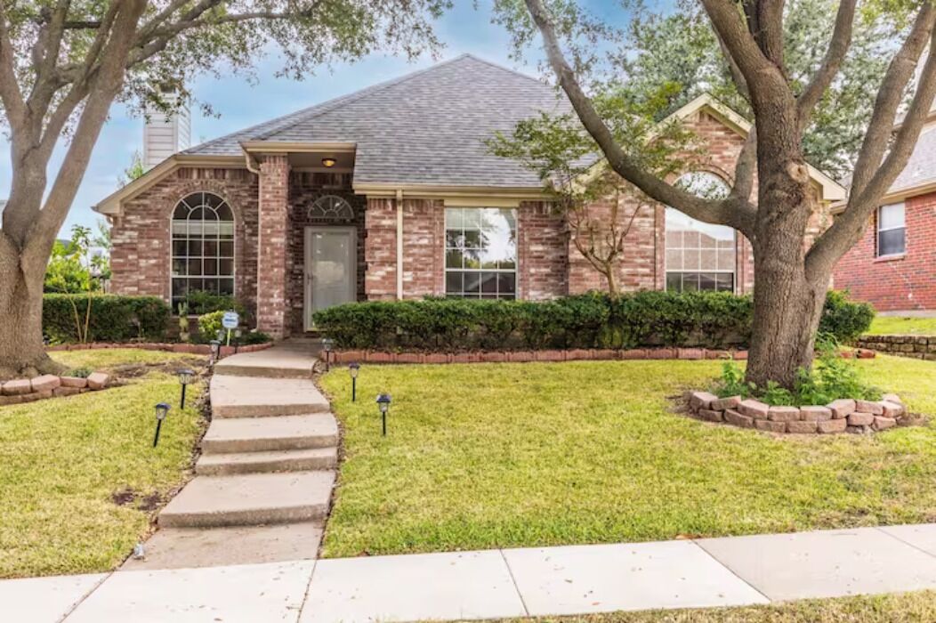 West Plano Home! Large Yard 4 Furry Friends