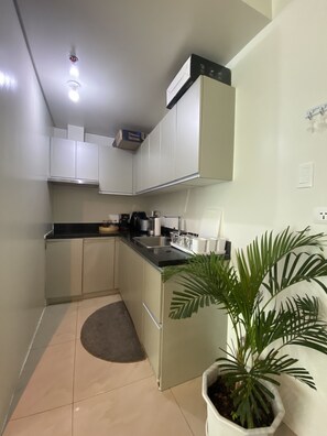 Kjøleskap og kokeplater