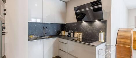 Køleskab, mikrobølgeovn, ovn, kogeplade