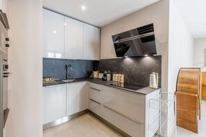 Een koelkast, een magnetron, een oven, een kookplaat