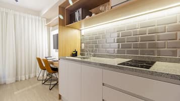 Lejlighed - 1 soveværelse (Double Bed) | Privat køkken | Køleskab/fryser i fuld størrelse, mikrobølgeovn, kogeplade