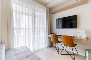 传统公寓, 1 张双人床, 阳台 | 客厅 | 40-英寸智能电视（配备数码频道）