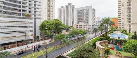 Zona residencial con edificios altos, un parque infantil y una piscina.