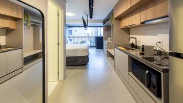 Estudio, 1 cama matrimonial | Cocina privada | Refrigerador con congelador, microondas y parrilla de estufa