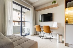 Apartamento de 1 Quarto Casal | Sala de estar | Smart TV 40 polegadas com canais digitais