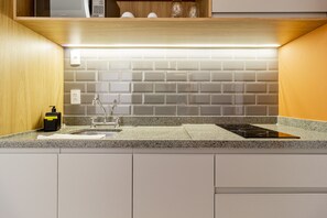 Apartment, 1 Bedroom (Double Bed) | Private kitchen | Full-sized fridge, microwave, stovetop, espresso maker - Charlie Uwin Brooklin (São Paulo)