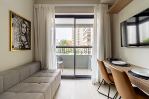 Apartamento de 1 Quarto Casal | Sala de estar | Smart TV 40 polegadas com canais digitais