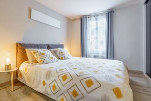 2 sovrum, skrivbord, strykjärn/strykbräda och resesäng