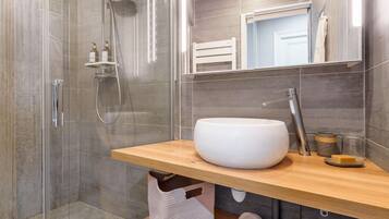 Dusche, Haartrockner, Handtücher