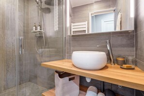 A modern bathroom with a large white sink, a glass shower enclosure, and a wooden vanity. - Le Saint-antoine par Your Sweet Loc (Compiègne)