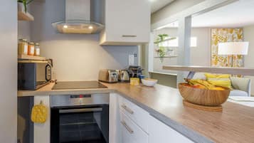 Een koelkast, een microgolfoven, een oven, een vaatwasser