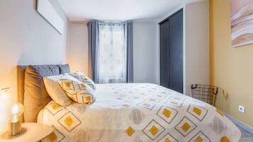 2 Schlafzimmer, Schreibtisch, Bügeleisen/Bügelbrett, Reisekinderbett