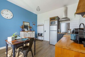 Fridge, microwave, toaster, cookware/dishes/utensils - Le Petit Cocon par Your Sweet Loc (Le Meux)