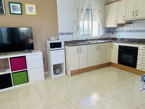 Jääkaappi, mikroaaltouuni, uuni, liesi