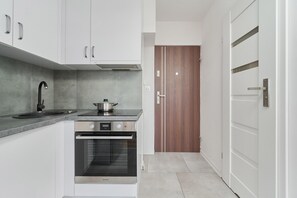 Mikrowelle, Hochstuhl, Kochgeschirr/Geschirr/Besteck