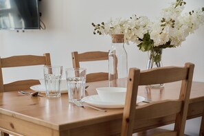 Microwave, high chair, cookware/dishes/utensils - Studio With Amazig City View by Renters (Wroclaw)