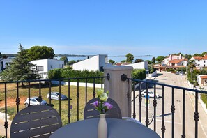 Outdoor dining - Apartment 2301/81960 (Istria - Fažana), 250m from the beach (Fažana)