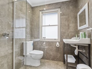 Shower, towels - Azzurro Boutique Hotel - Surry Hills (Darlinghurst)