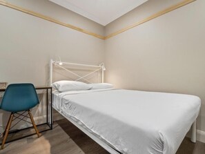 스탠다드 더블룸 | 고급 침구, 각각 다르게 가구 비치, 침대 시트