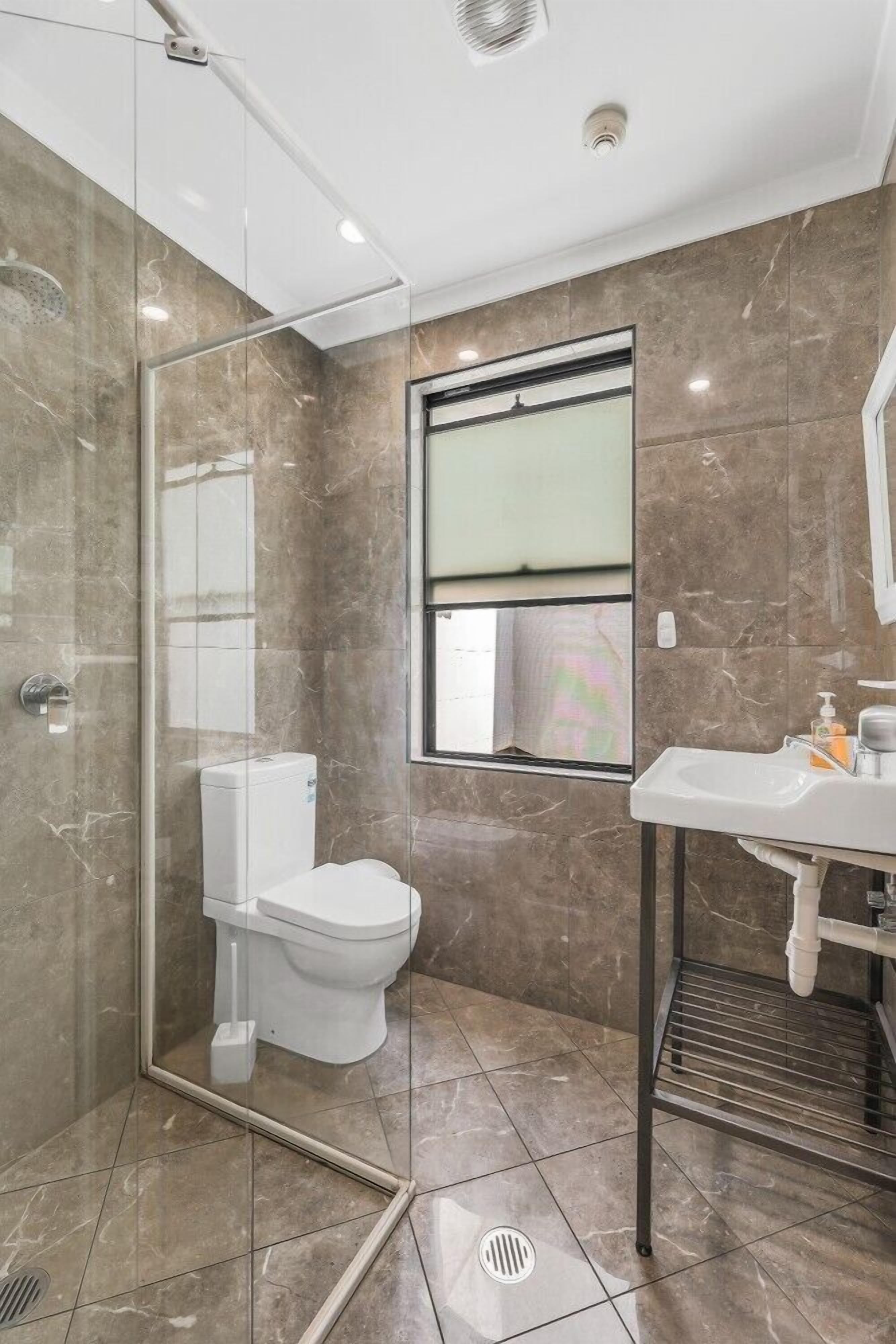 Quadruple Room, Private Bathroom | Bathroom | Shower, towels