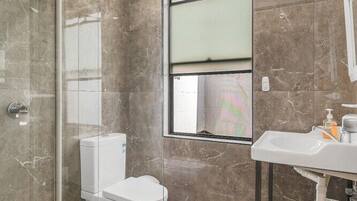 Quadruple Room, Private Bathroom | Bathroom | Shower, towels
