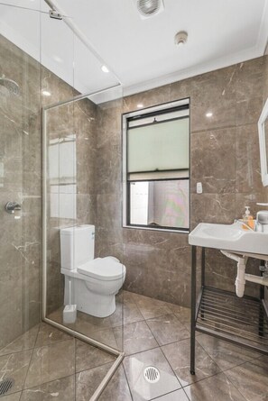 Chambre Quadruple, salle de bains privée | Salle de bain | Douche, serviettes fournies