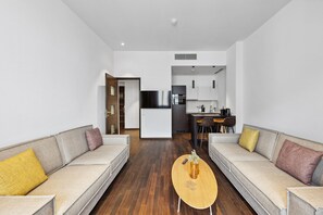 Familie suite | Woonruimte | Een 50-inch flatscreentelevisie met kabelzenders