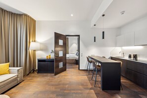 Appartement | Privékeuken | Een koelkast, een kookplaat, een espressoapparaat, een waterkoker