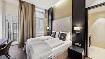 One-Bedroom Suite + sofa bed & balcony | 1 bedroom, individually decorated, individually furnished, desk