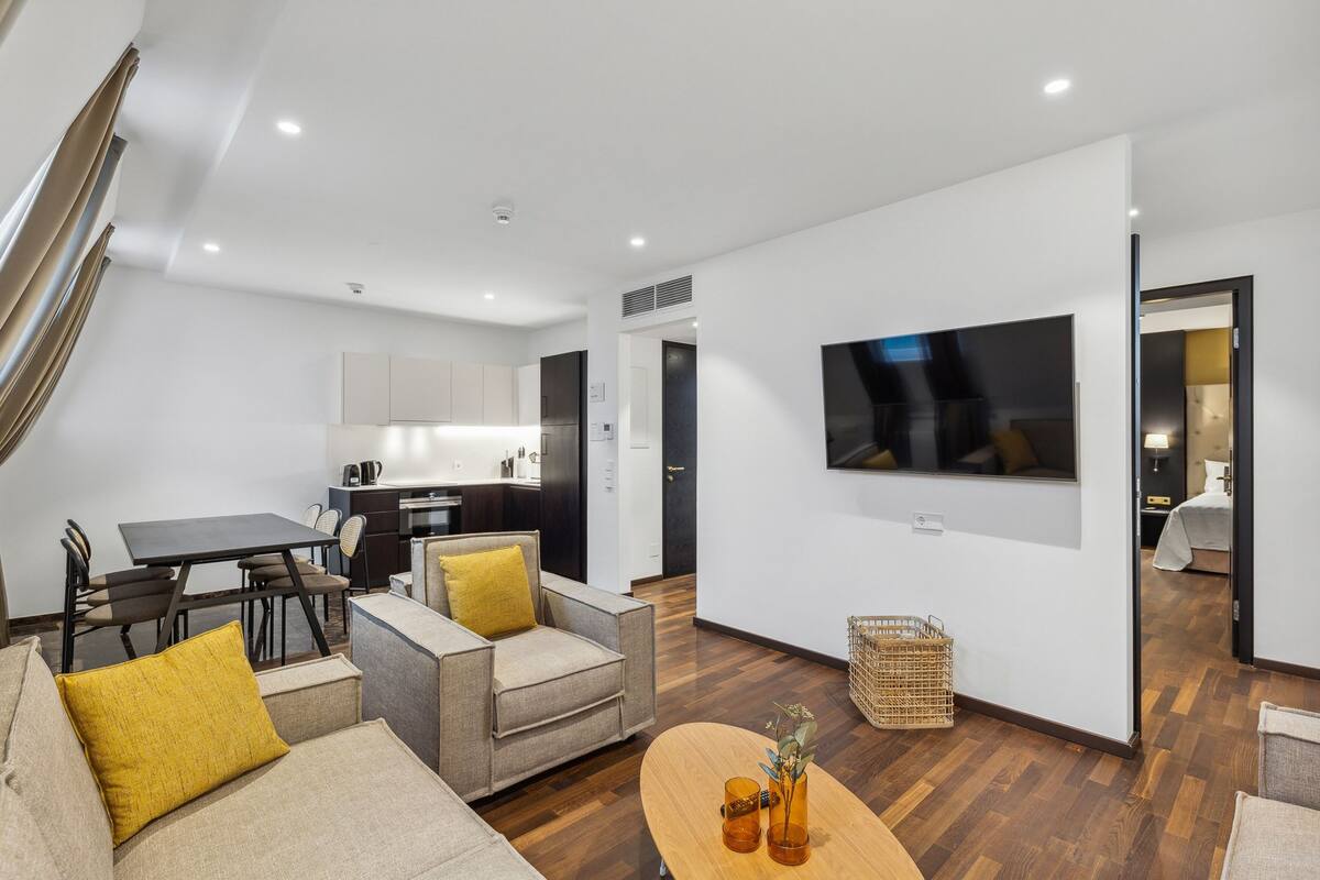 Three-Bedroom Suite | 客廳 | 50 吋平面電視連有線電視頻道