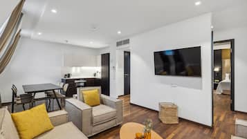 Three-Bedroom Suite | Opholdsområde | 50-tommers fladskærms-tv med kabelkanaler