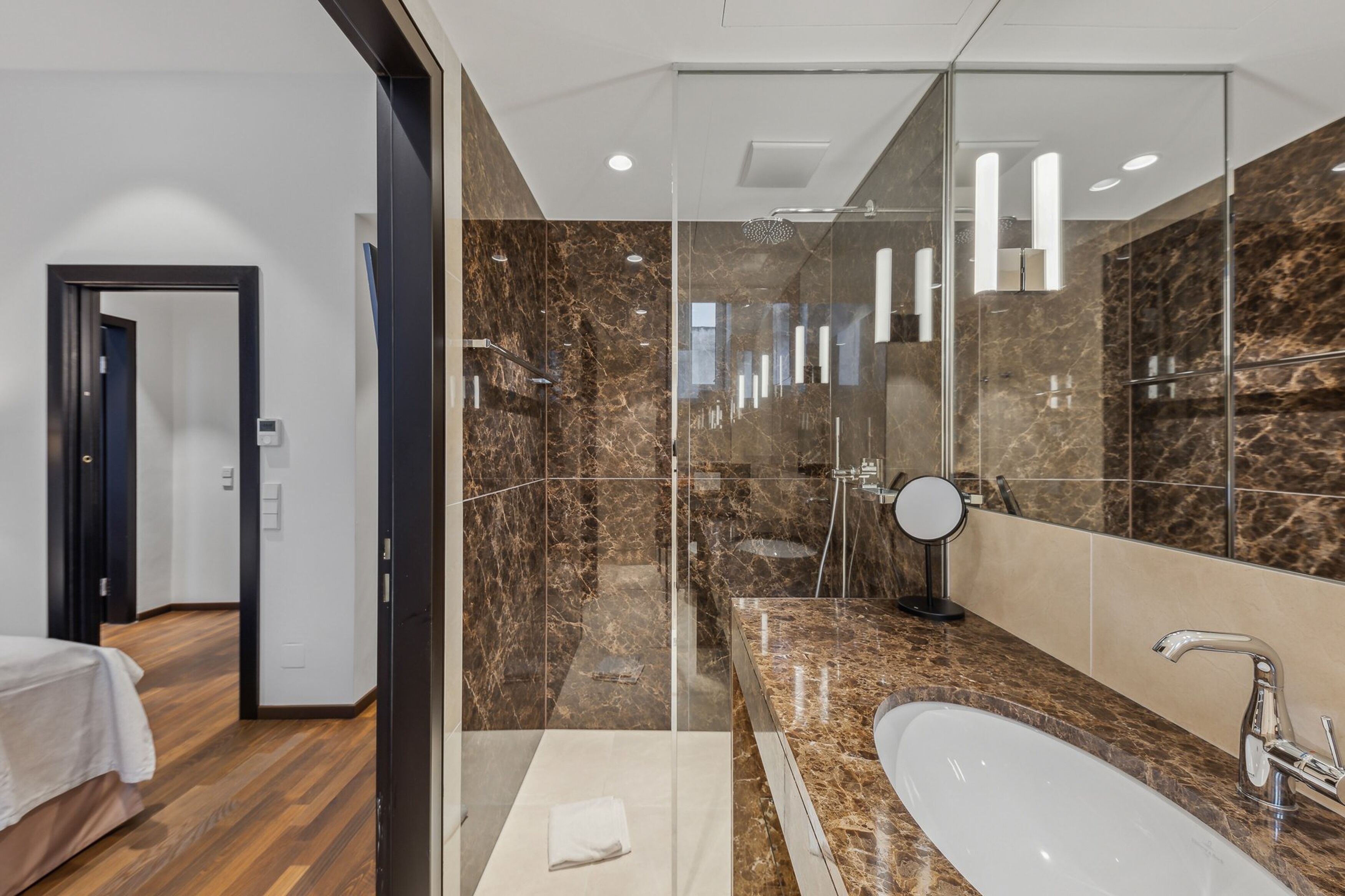 One-Bedroom Suite + sofa bed & balcony | Badezimmer | Umweltfreundliche Kosmetikartikel, Haartrockner, Handtücher, Seife