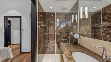 One-Bedroom Suite + sofa bed & balcony | Badezimmer | Umweltfreundliche Kosmetikartikel, Haartrockner, Handtücher, Seife