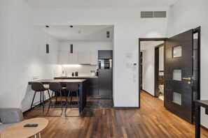 One-Bedroom Suite with sofa bed | 私人廚房 | 電冰箱、爐台、義式濃縮咖啡機、電熱水壺