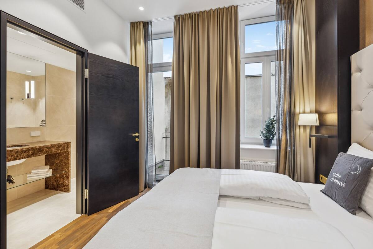 One-Bedroom Suite + sofa bed & balcony | 書桌、手提電腦工作空間、免費 Wi-Fi、獨特設計